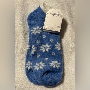 Snugadoo Plush Low Cut Socks Blue with White Snowflakes & Silver Metallic Thread